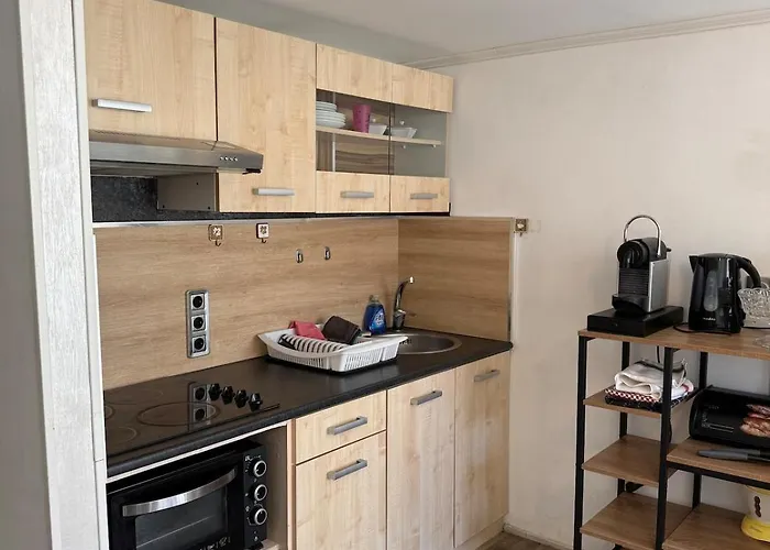 Mezzanine - Close To Beaches מנטון