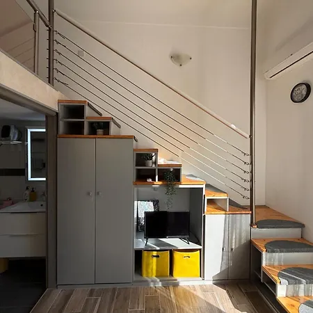 Mezzanine - Close To Beaches * マントン