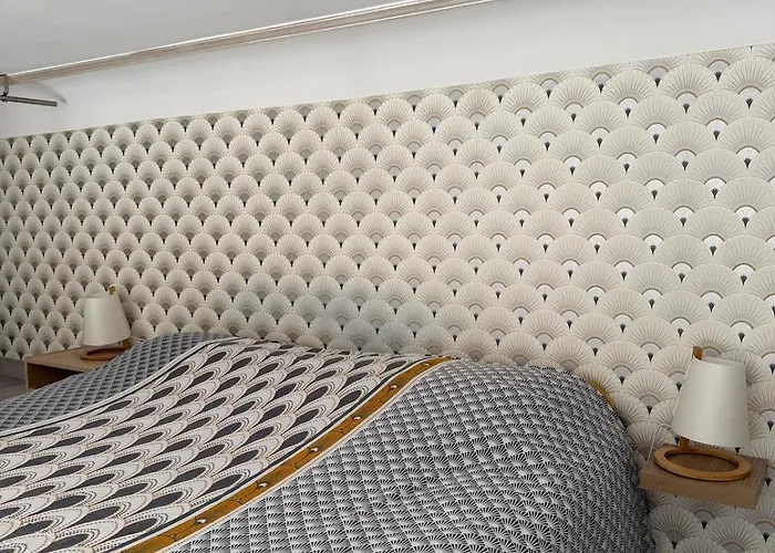 Mezzanine - Close To Beaches Ментона